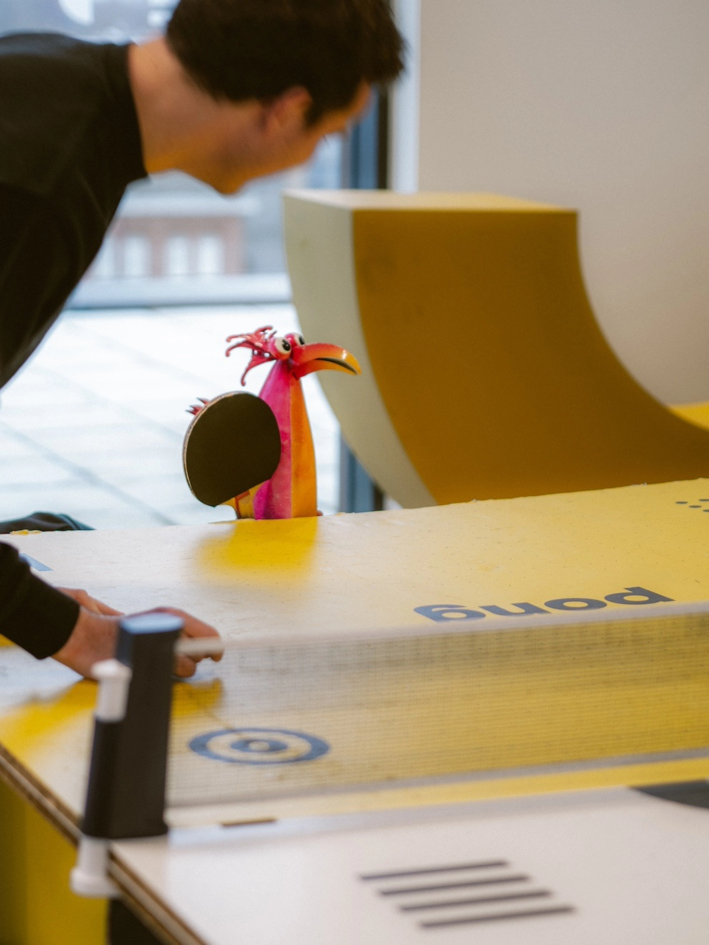 Werknemer van Happy Horizon is bezig met de ping pong tafel