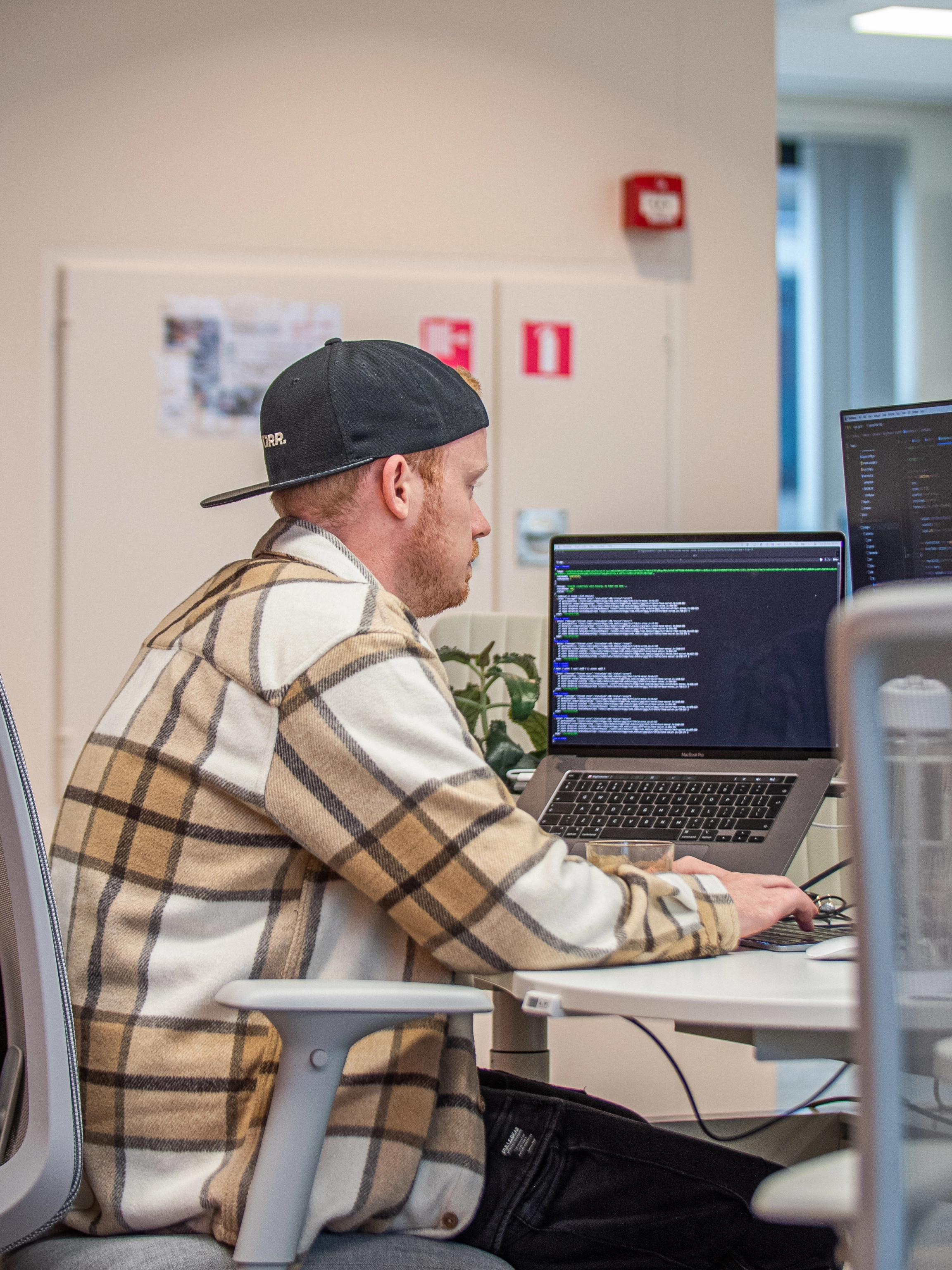 Werknemer van Happy Horizon aan het werk achter een bureau op kantoor