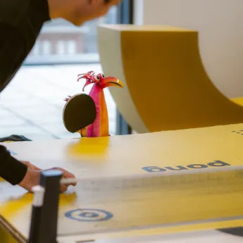 Werknemer van Happy Horizon is bezig met de ping pong tafel