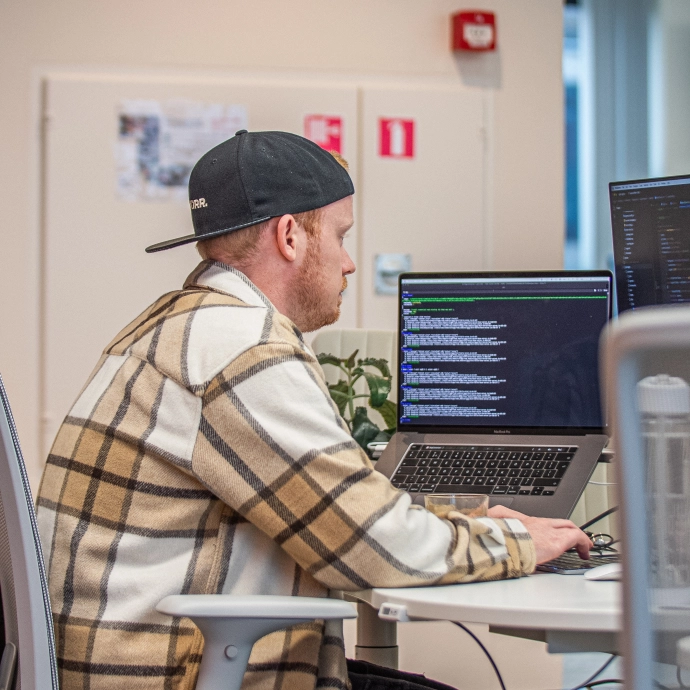 Werknemer van Happy Horizon aan het werk achter een bureau op kantoor